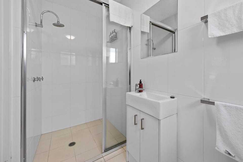 Cozy Studio Near Gabba with AC, Comfy Bed & Laundry Apartment in Brisbane