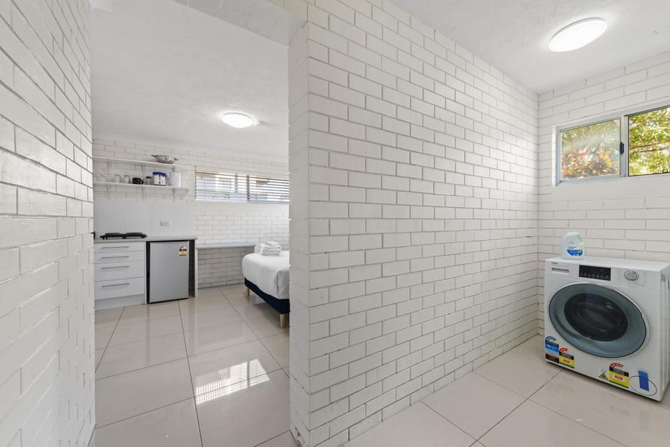 Cozy Studio Near Gabba with AC, Comfy Bed & Laundry Apartment in Brisbane