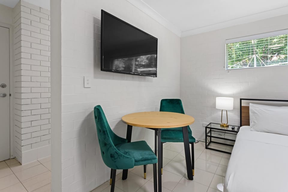 Cozy Studio near Gabba w AC, Free Laundry & Q Bed Apartment in Brisbane
