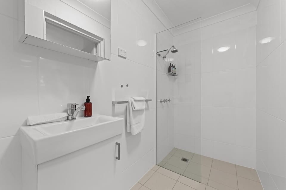 Cozy Studio near Gabba w AC, Free Laundry & Q Bed Apartment in Brisbane