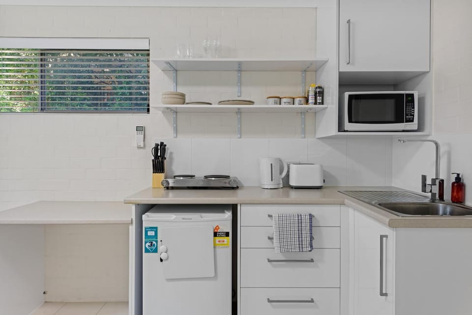 Cozy Studio near Gabba w AC, Free Laundry & Q Bed Apartment in Brisbane