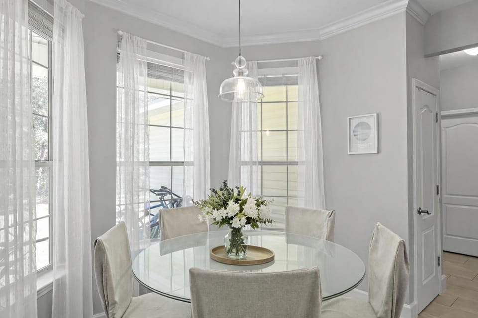 Seating area, Dining area, Breakfast