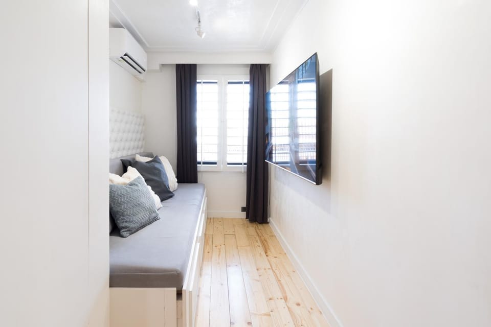TV and multimedia, Seating area, Bedroom