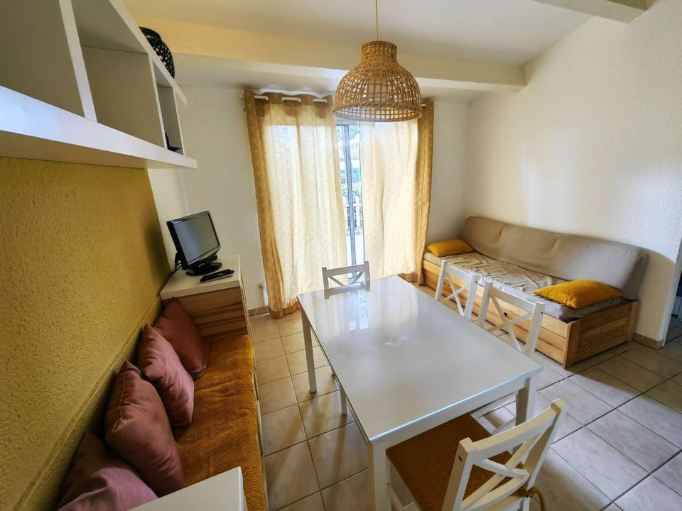 Villa mitoyenne climatisée avec piscine, 4 pers, parking - FR-1-607-210 Apartment in Agde