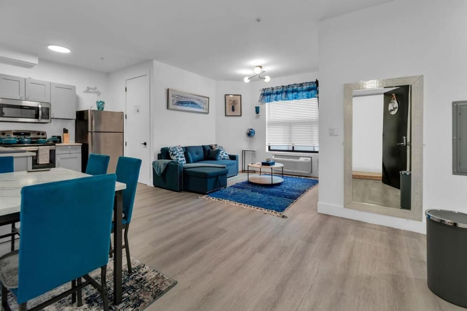 Blue Bliss Indoor Pool, FREE Parking, Near NYC Apartment in Elizabeth