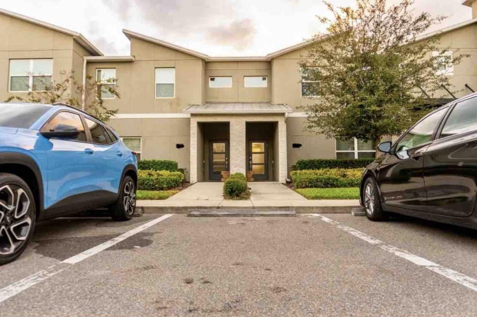 Facade/entrance, Parking