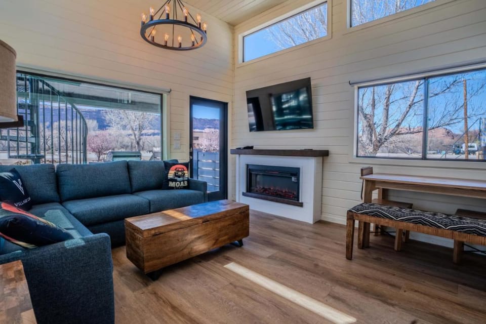 Communal lounge/ TV room, TV and multimedia, Living room, Seating area, Mountain view