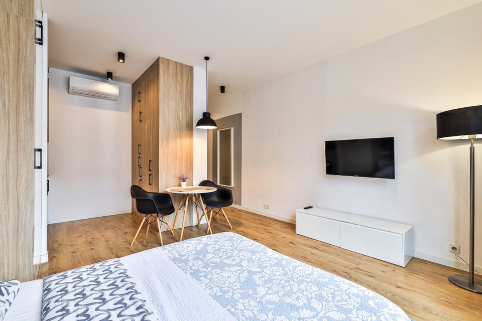 Photo of the whole room, air conditioner