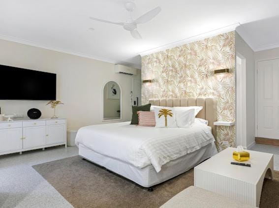 Bed, TV and multimedia, Photo of the whole room, Bedroom