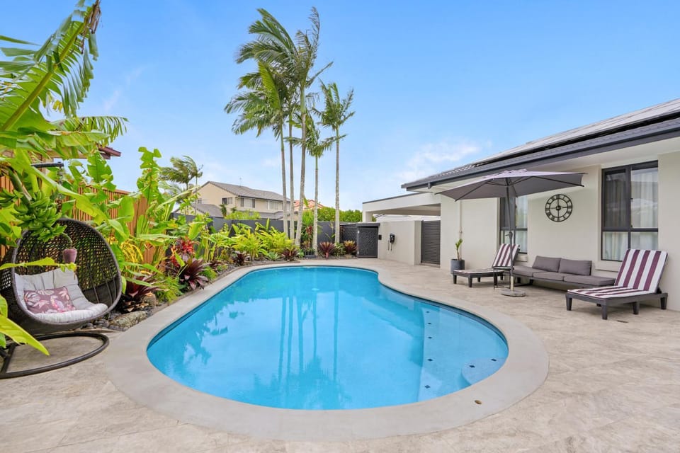 Garden view, Pool view, Swimming pool, sunbed