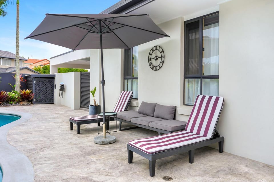 Day, Garden, Seating area, Garden view, Pool view, Swimming pool, sunbed