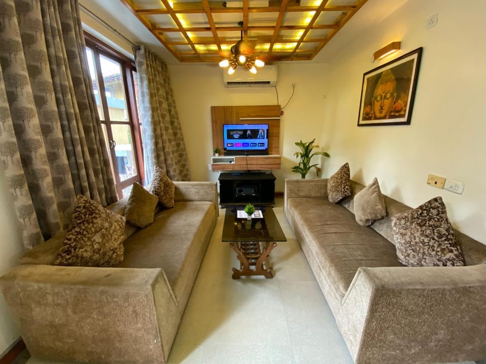 Communal lounge/ TV room, TV and multimedia, Living room, Evening entertainment