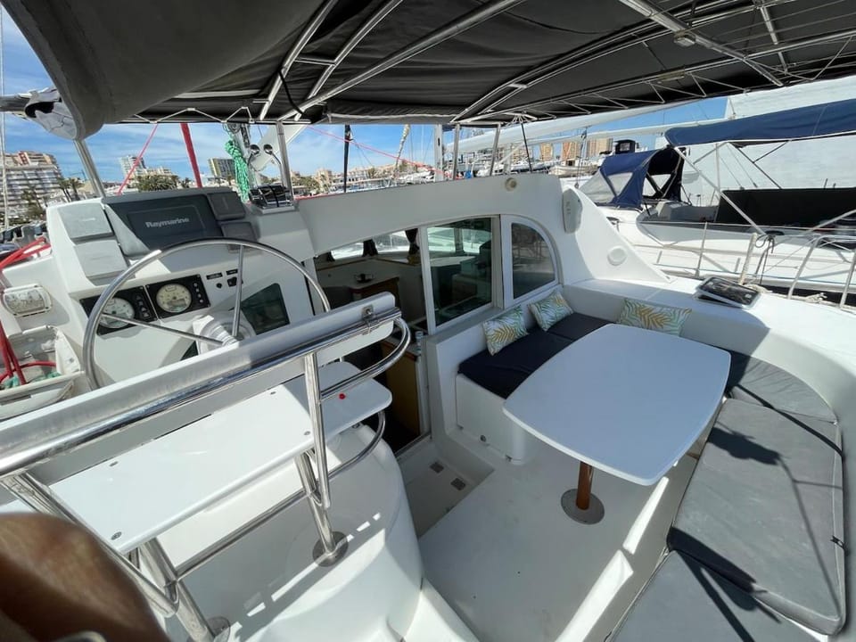 Barco para dormir sobre el Mar Docked boat in Valencian Community