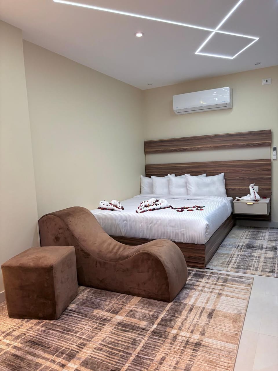 Bed, Seating area, Bedroom, air conditioner