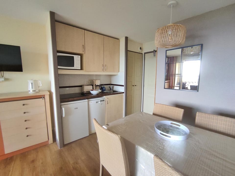 Kitchen or kitchenette, Dining area, stove