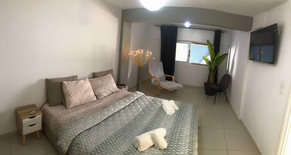 Bed, TV and multimedia, Photo of the whole room, Bedroom, towels