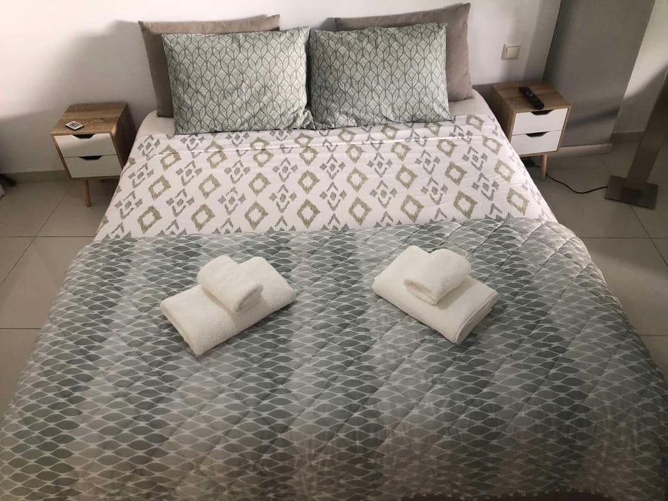 Bed, Bedroom, towels