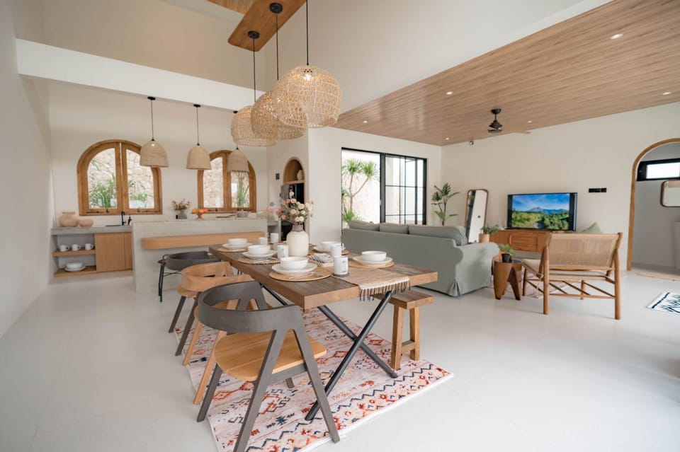 TV and multimedia, Living room, Seating area, Dining area