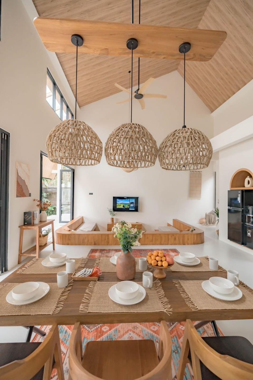 TV and multimedia, Kitchen or kitchenette, Living room, Seating area, Dining area