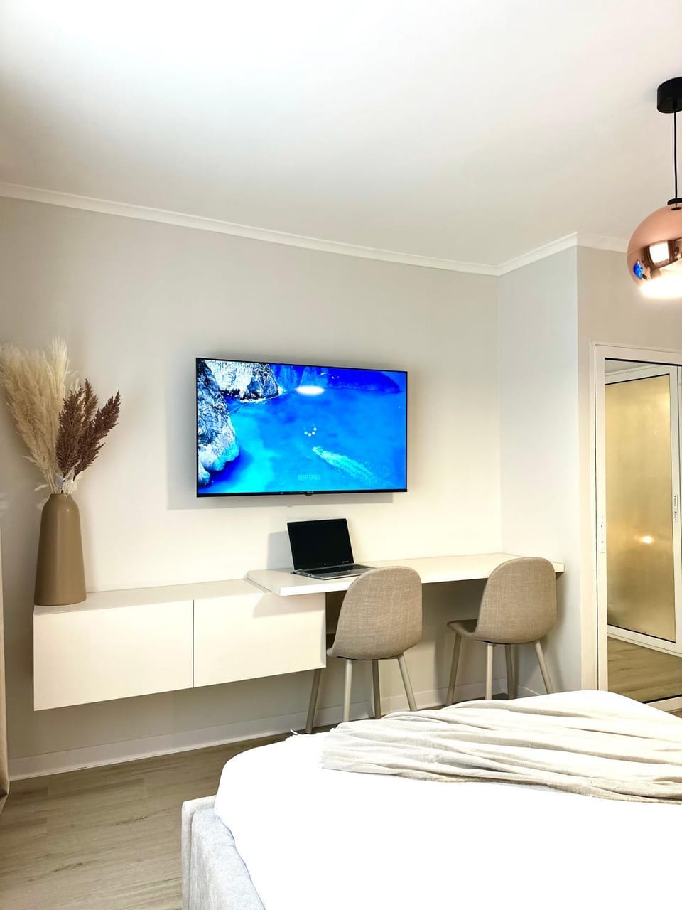 Bed, TV and multimedia, Bedroom