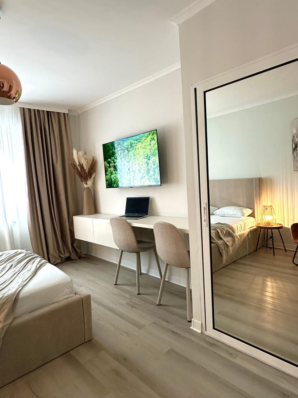 Communal lounge/ TV room, Bed, Evening entertainment, Guests