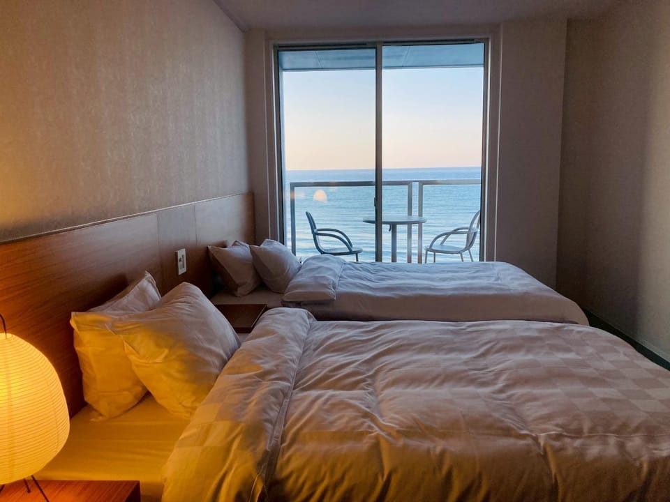 Photo of the whole room, Bedroom, Sea view