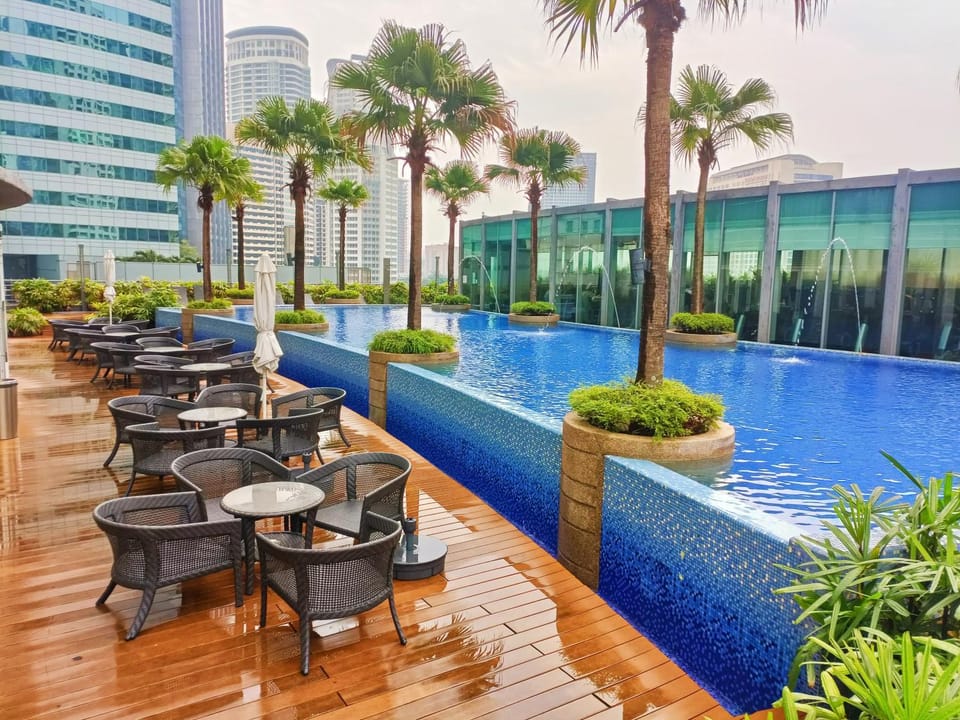 Property building, Day, Pool view, Swimming pool, sunbed