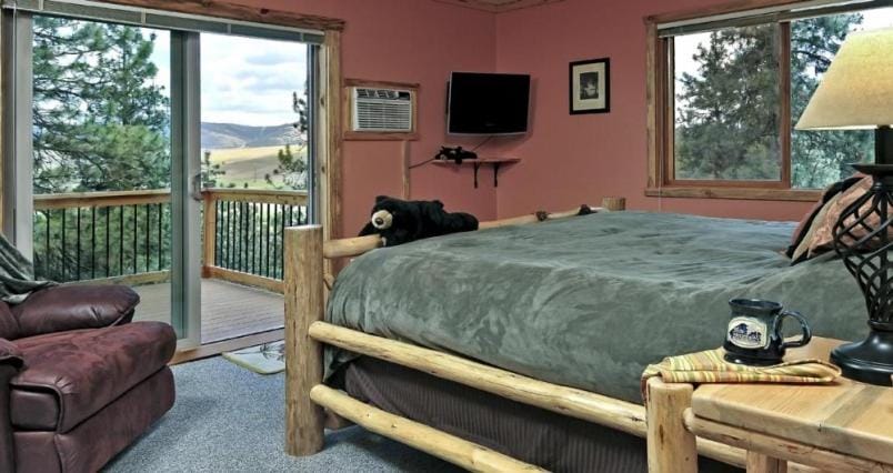 Photo of the whole room, Bedroom