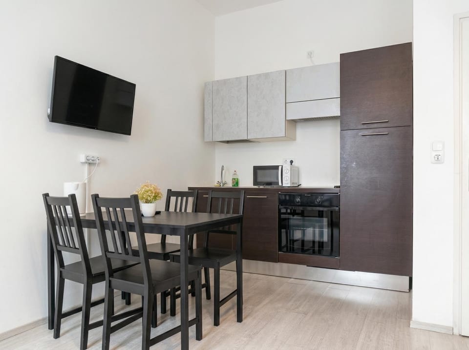 TV and multimedia, Kitchen or kitchenette, Seating area, Dining area, oven, stove