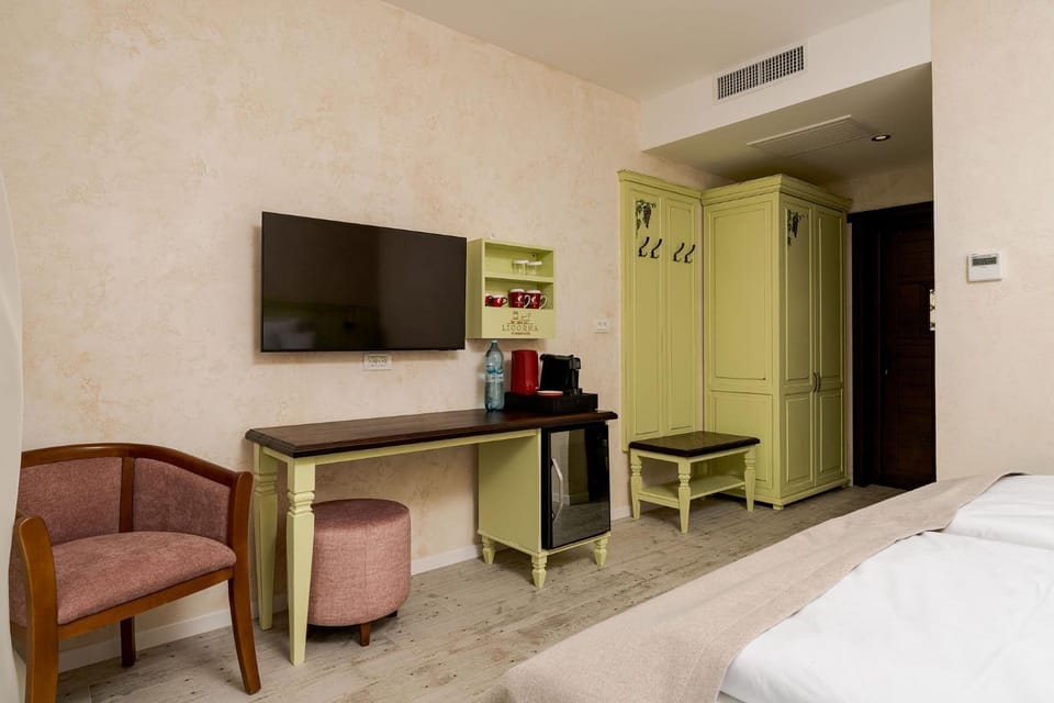 TV and multimedia, Photo of the whole room, Bedroom