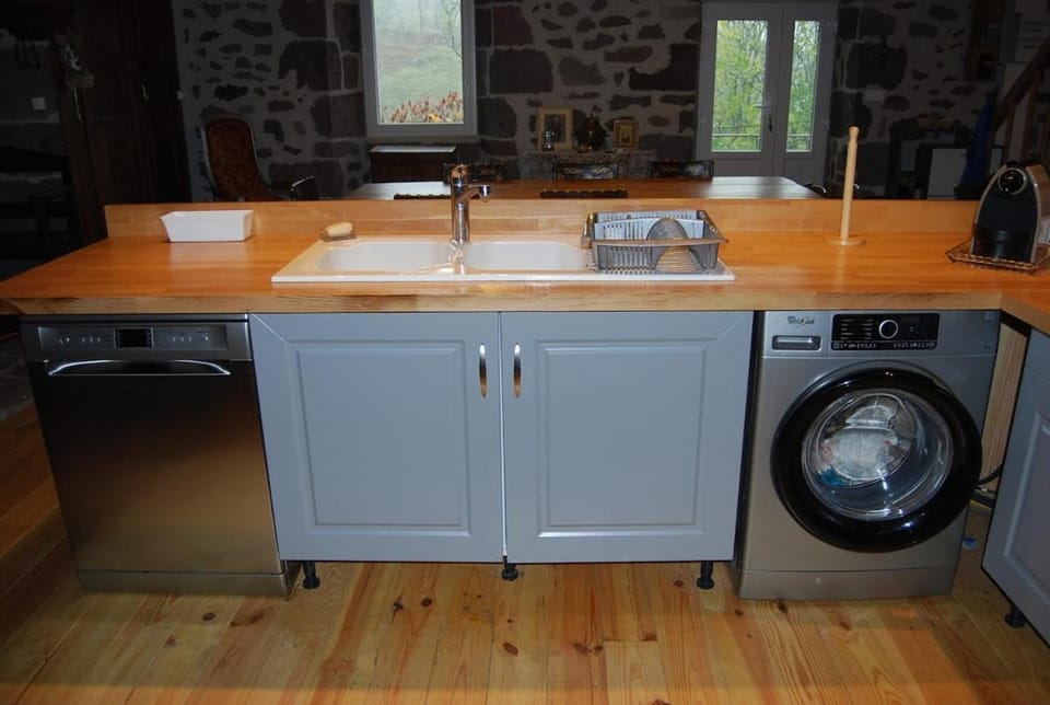 Kitchen or kitchenette, dishwasher, washing machine