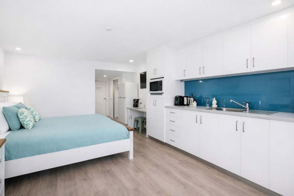 Coffee/tea facilities, Kitchen or kitchenette, Photo of the whole room, oven