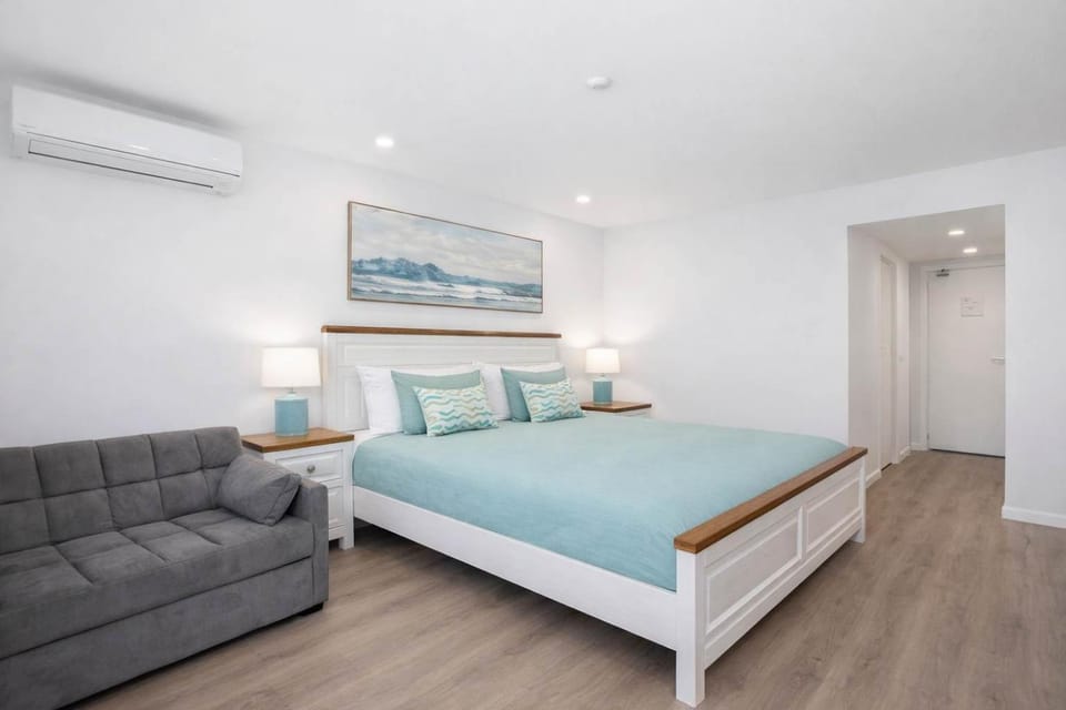 Bed, Living room, Photo of the whole room, Seating area, Bedroom, air conditioner