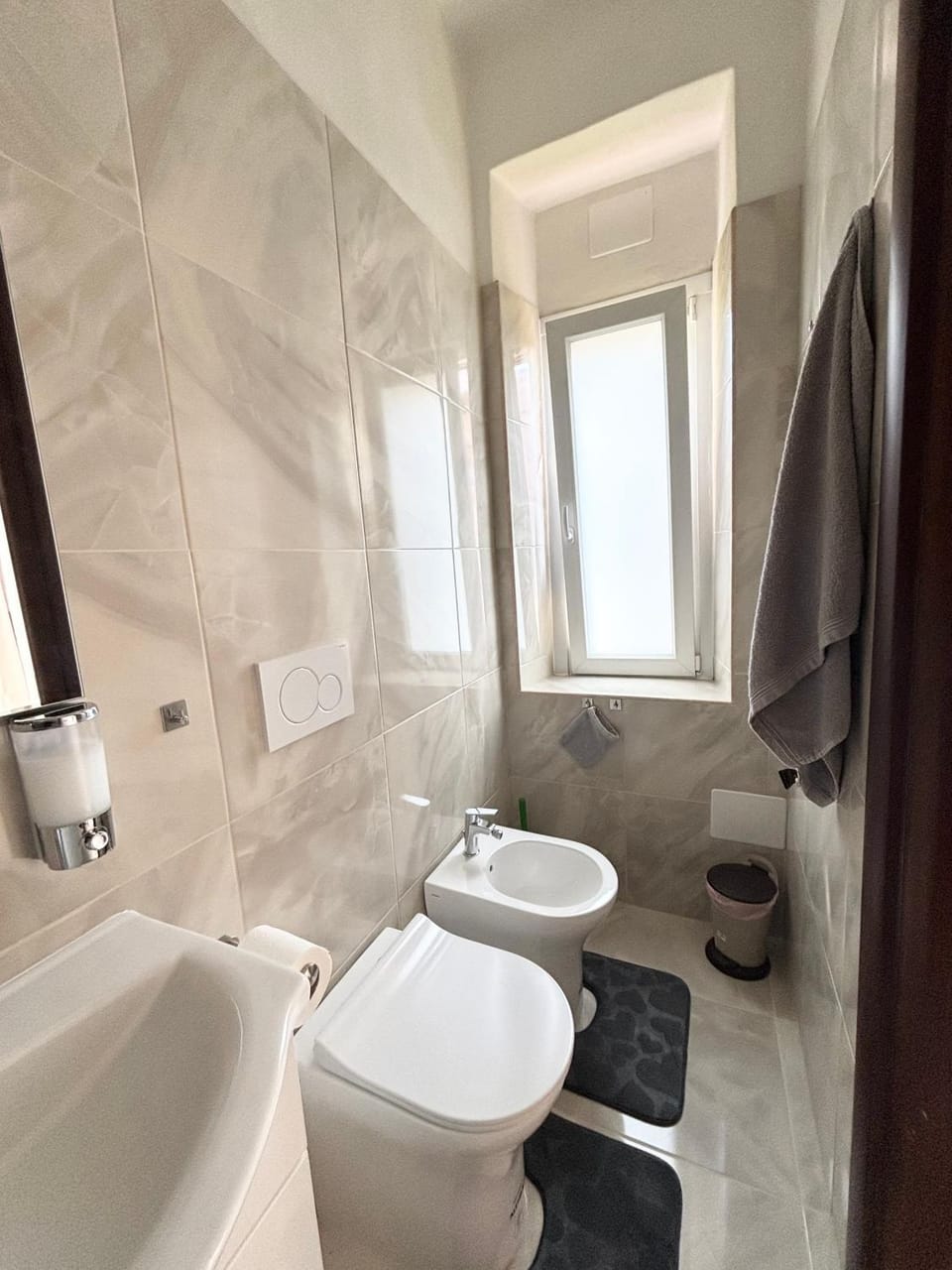 Toilet, Bathroom, bidet, towels