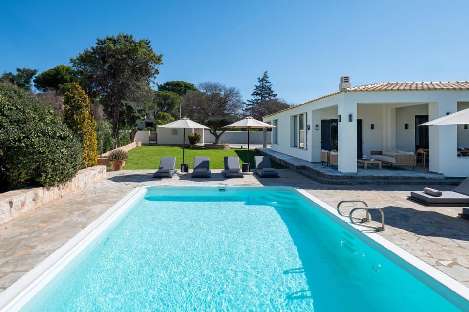 Property building, Patio, Garden, Garden view, Pool view, Swimming pool, sunbed