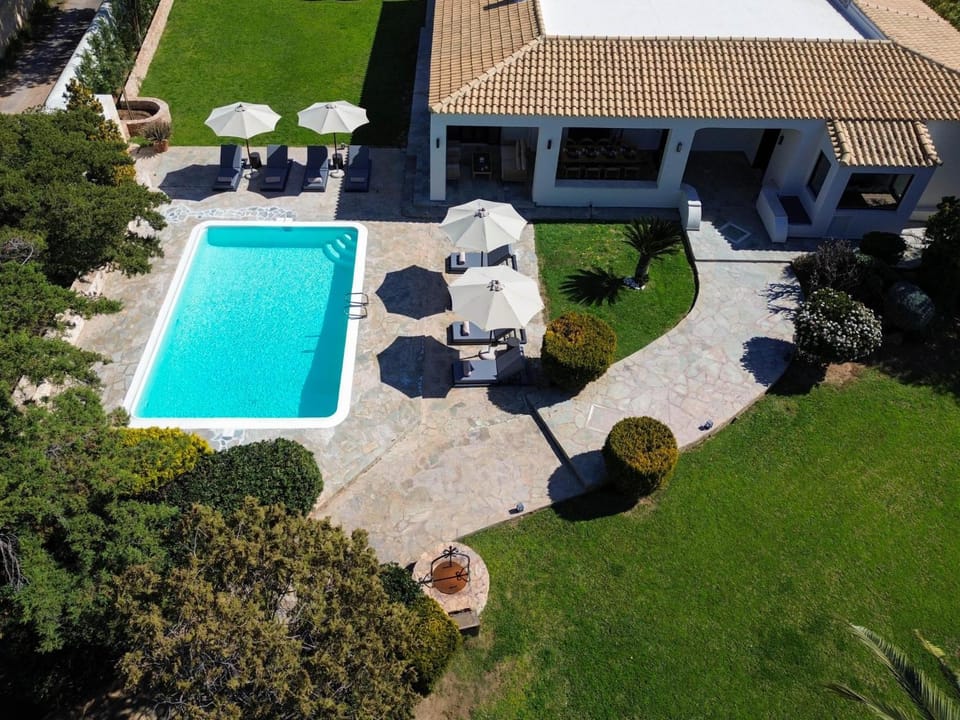 Property building, Day, Garden, Garden view, Pool view, Swimming pool, sunbed