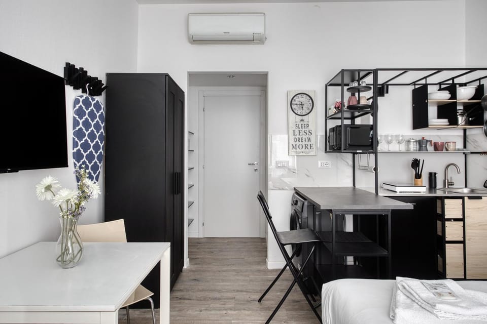 Kitchen or kitchenette, Seating area, Dining area, air conditioner