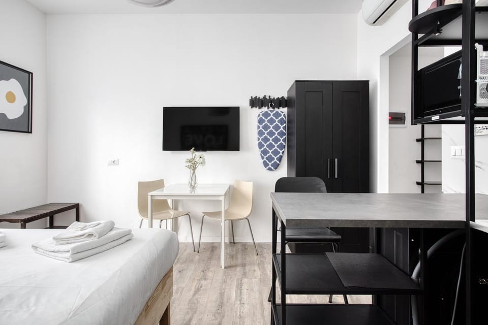 Bed, TV and multimedia, Kitchen or kitchenette, Seating area, Dining area, wardrobe