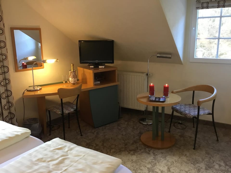 TV and multimedia, Seating area, Dining area, Bedroom