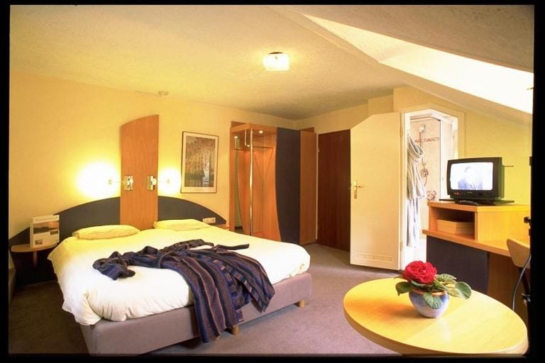 Bed, TV and multimedia, Bedroom, wardrobe