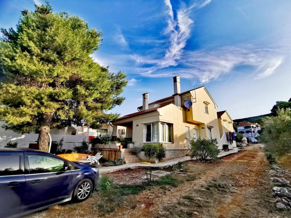 Property building, Facade/entrance, Off site