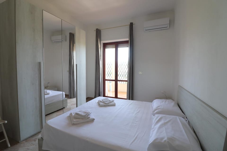 Bed, Photo of the whole room, Bedroom, wardrobe, air conditioner