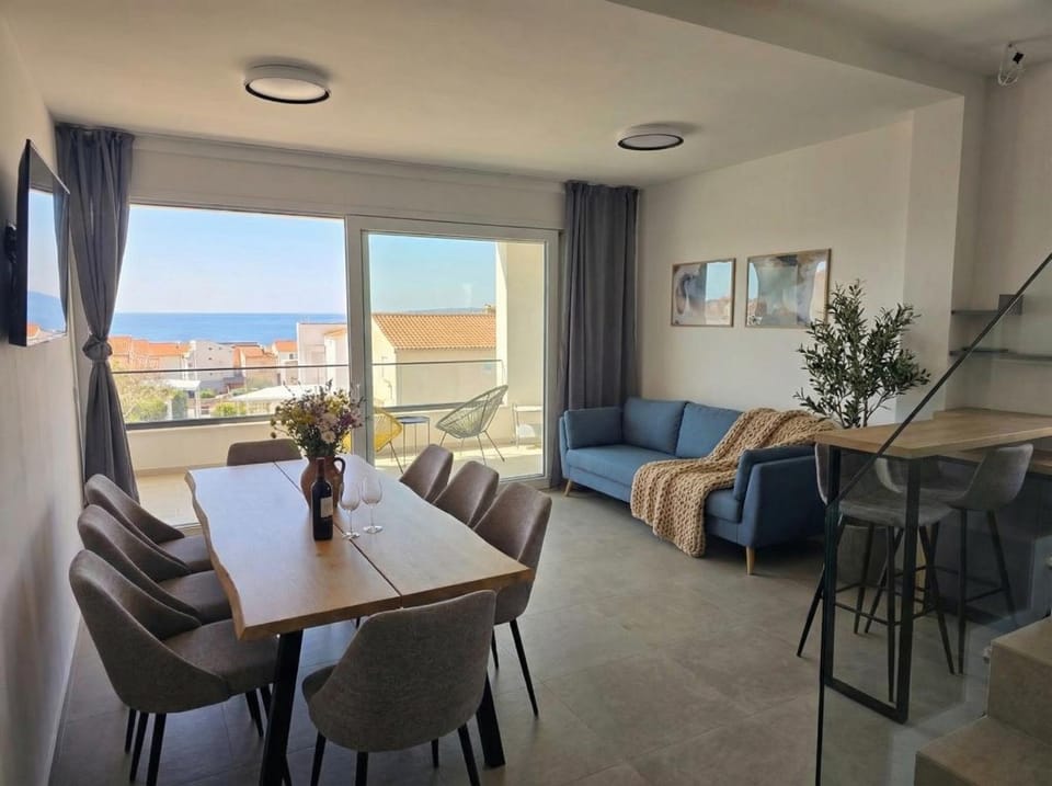 View (from property/room), Balcony/Terrace, Living room, Dining area, Sea view