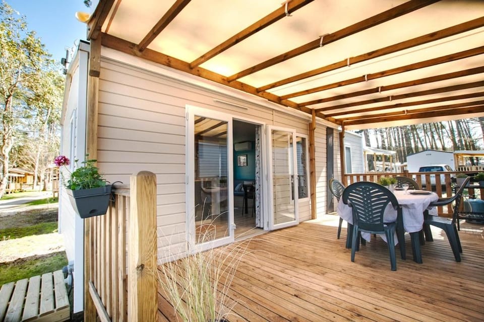 Property building, Patio, Day, View (from property/room), Balcony/Terrace, Dining area