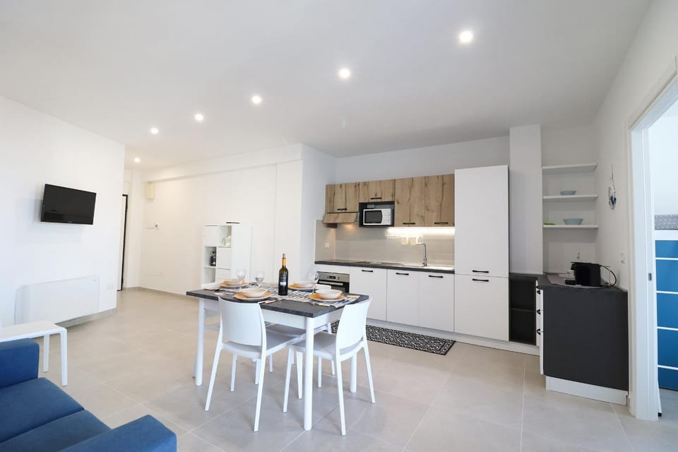 TV and multimedia, Kitchen or kitchenette, Living room, Seating area, Dining area, oven, stove