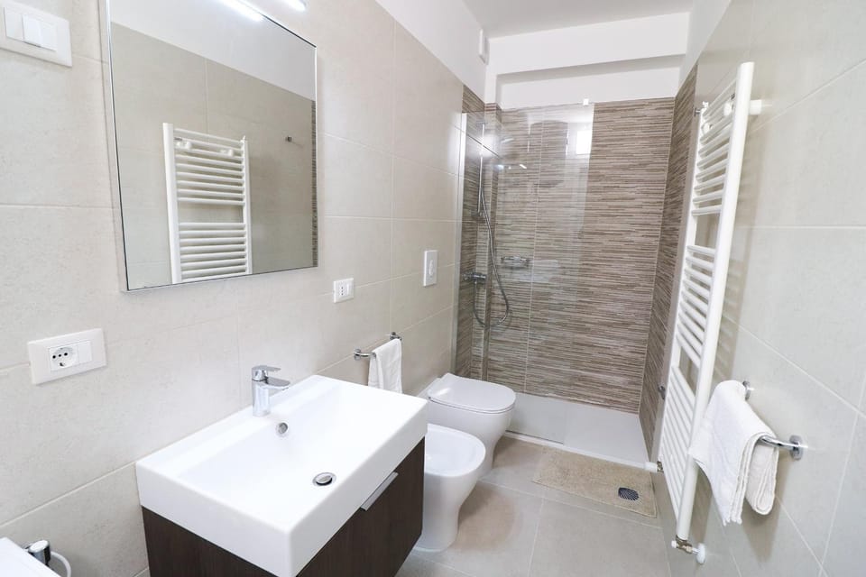 Shower, Toilet, Bathroom, bidet, towels