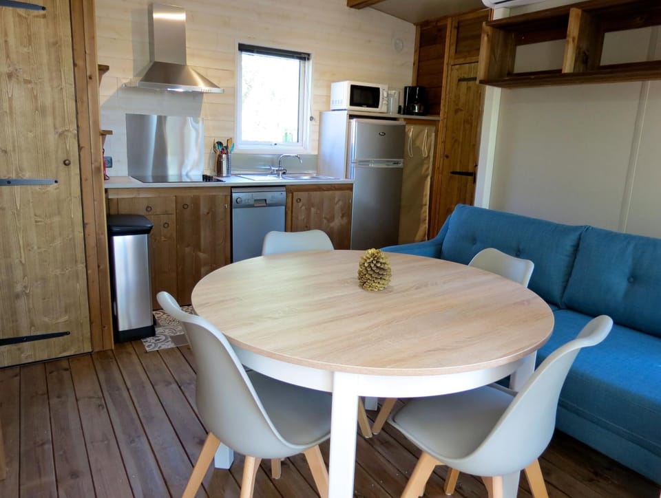 Kitchen or kitchenette, Seating area, Dining area, dishwasher, stove