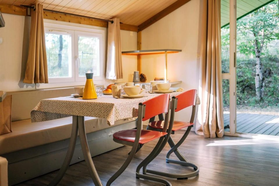 Seating area, Dining area, Breakfast