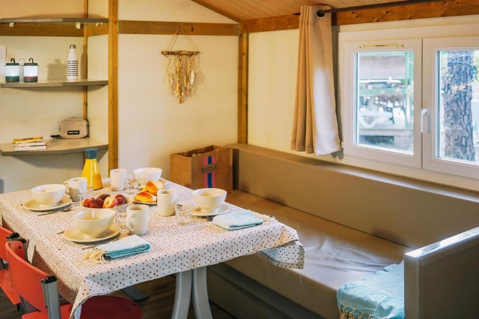 Seating area, Dining area, Breakfast