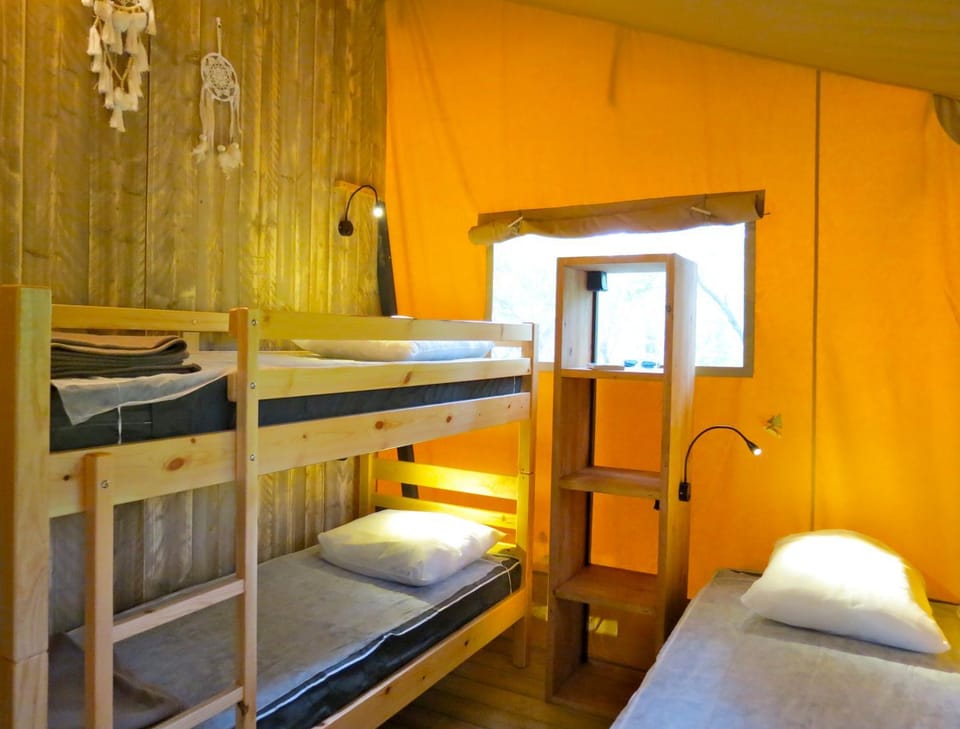 Bedroom, bunk bed